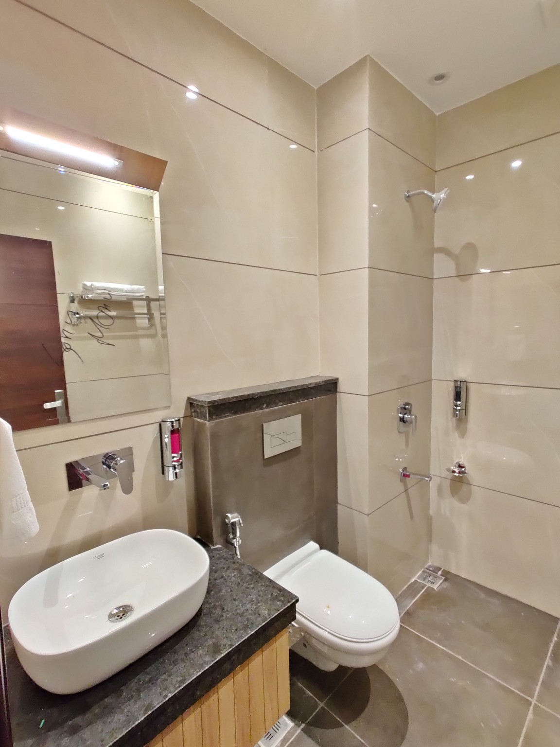 Deluxe Room bathroom
