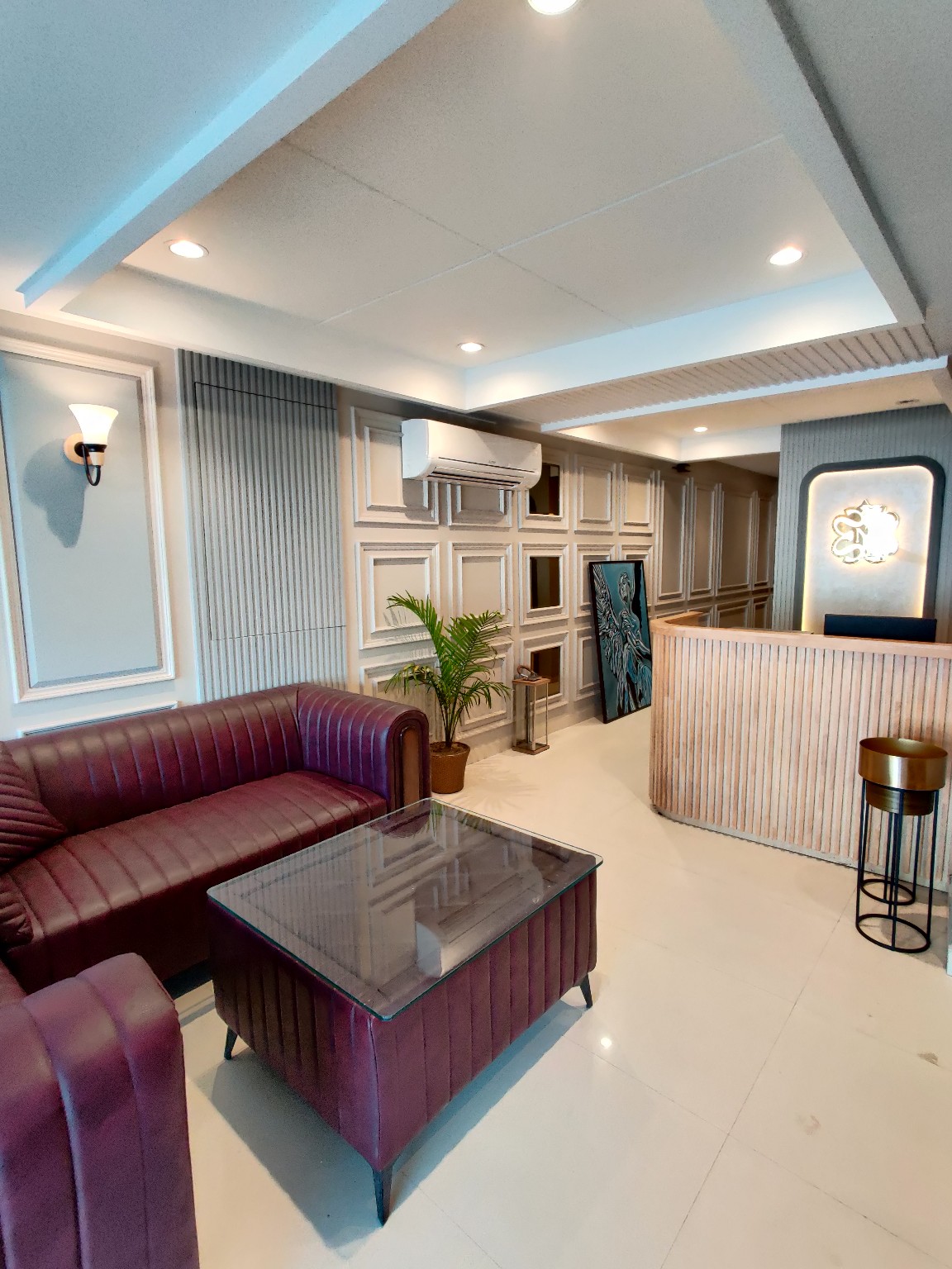 Narison Hotel reception lobby